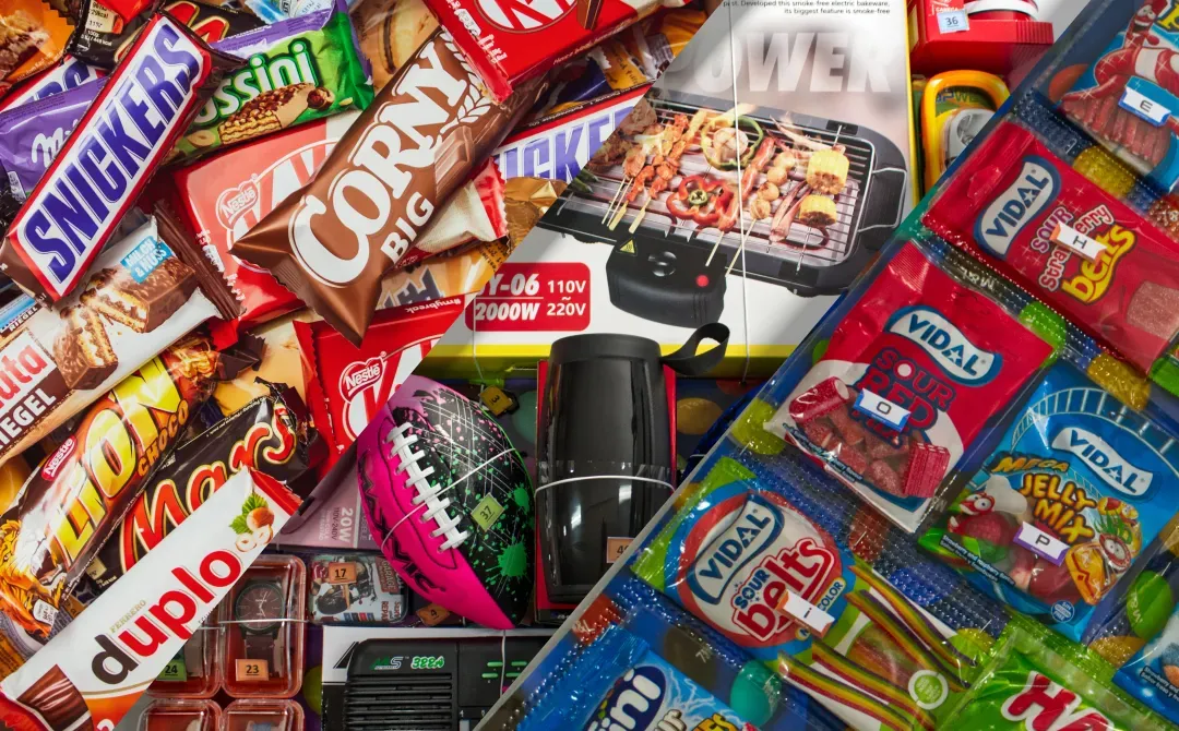 Exposição de cartazes de chocolates e brindes da ML Brindes